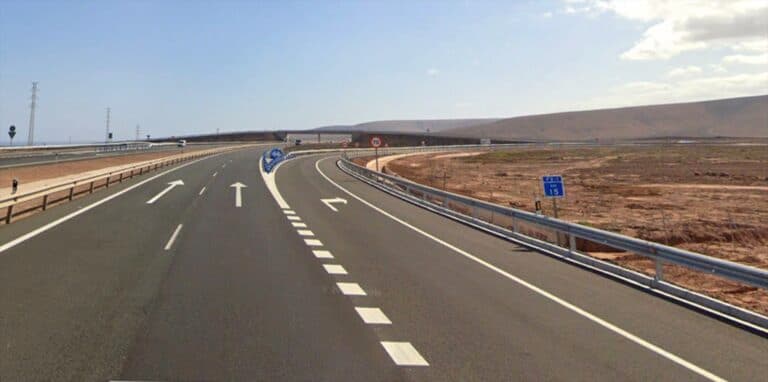 Dos heridos moderados tras el vuelco de un vehículo en la rotonda de acceso a la autovía FV-1, en Fuerteventura