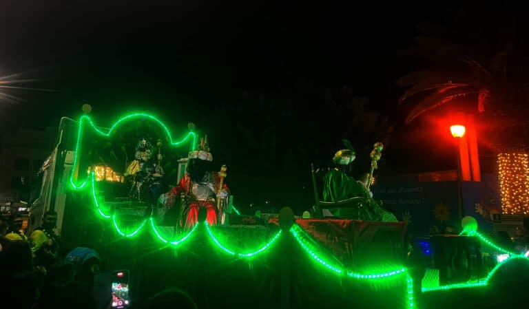Los Reyes Magos llegan en vehículos motorizados y generan críticas en Tuineje