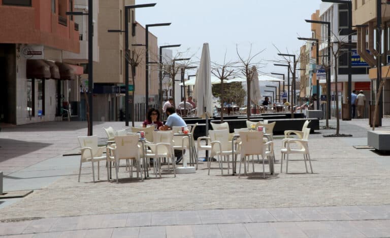 CONTIGO acusa al alcalde de mantener a Puerto del Rosario como una «capital durmiente»