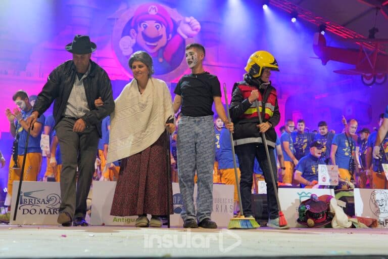 Los Gambusinos sacuden conciencias en el Recinto Ferial: “Nos falta el médico, el colegio y también la paciencia”
