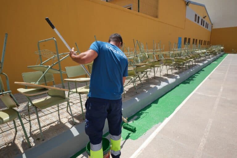 El plan de empleo ‘El Cabildo Actúa’ amplía sus actuaciones a más centros educativos de Fuerteventura
