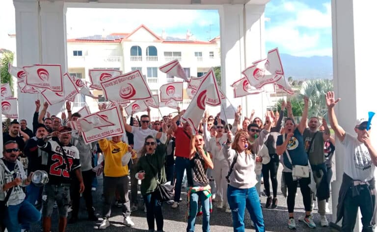 Patronales y sindicatos apuran la negociación para evitar la huelga turística en verano