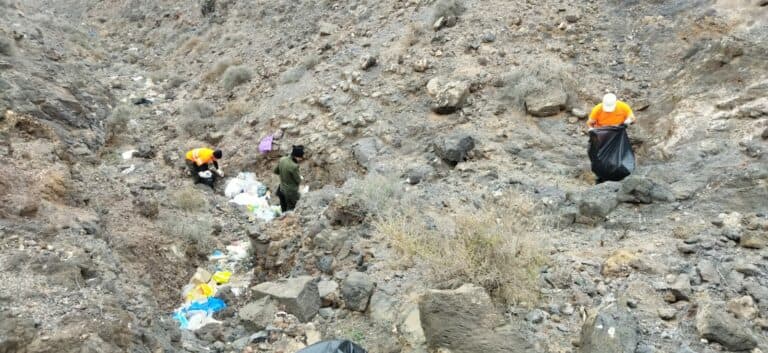 Las cuadrillas extraen del barranco de Río Cabras un contenedor de 5 metros cúbicos lleno de basuras sólo en la zona de Zurita