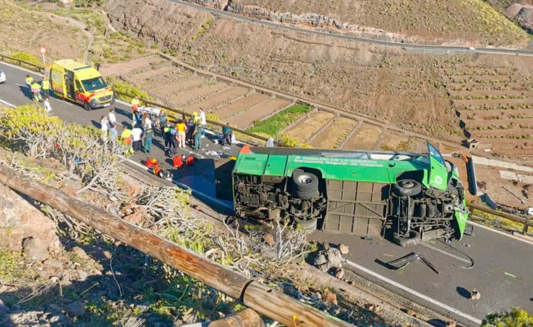 Muere una mujer de 73 años y once personas resultan heridas tras volcar una guagua en La Gomera