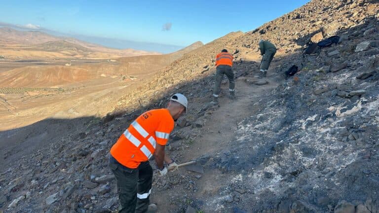 Las cuadrillas adecentan dos senderos de la Red de Caminos Naturales entre Casillas, Tefía y Tetir
