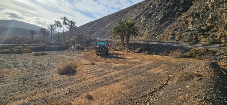 Los tractores agrícolas apoyan a vecinos y ayuntamientos a recuperar “los paisajes identitarios” de las gavias y ponerlas en uso