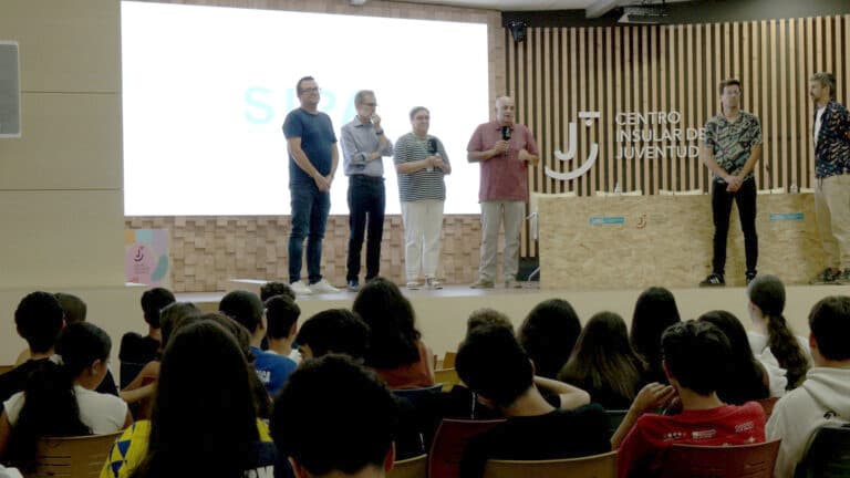 Fuerteventura apuesta por los «Ayudantes TIC» para prevenir adicciones tecnológicas