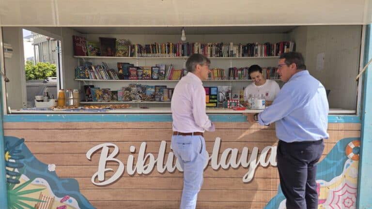 La Biblioplaya abre un verano más en Playa de Los Pozos para fomentar la lectura al aire libre