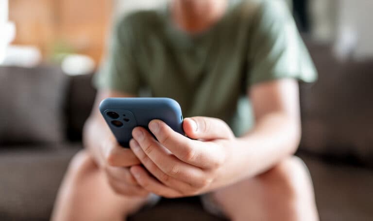 Psicólogos alertan del riesgo de abuso de pantallas en menores durante las vacaciones de verano