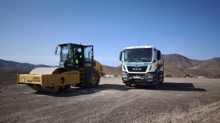 El Cabildo arregla las pistas de tierra en la zona entre Tarajalejo y Tamaretilla, en Tuineje