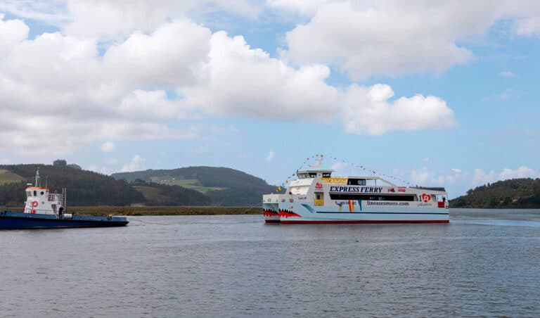 Luis Romero recibe el homenaje de su naviera con un ferry que llevará su nombre