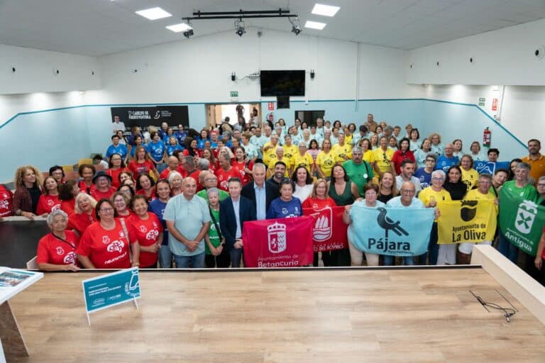 El Cabildo impulsa la vejez activa con tarjetas descuento para participantes de NeuroMajo 2025