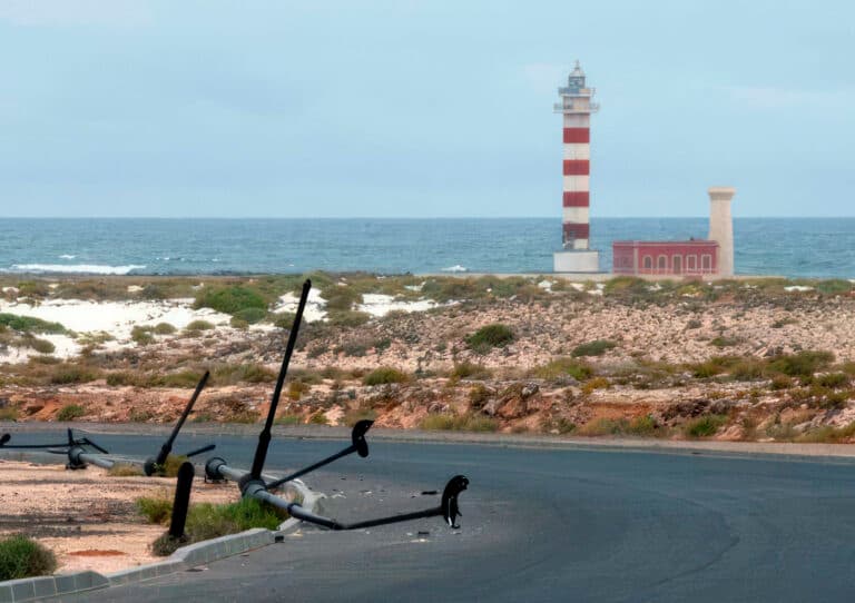 La rehabilitación de la urbanización SAU-8 busca devolver al entorno del Faro de El Cotillo su estado natural