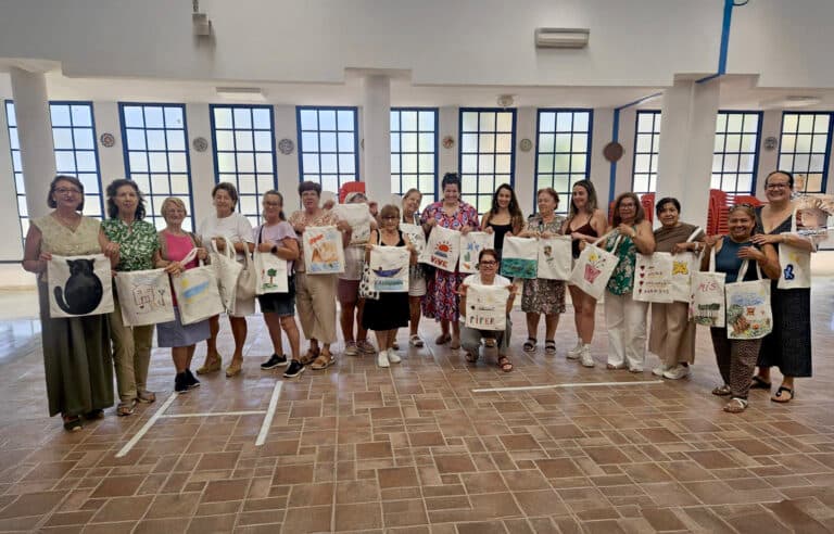 Pájara cierra con éxito el taller ‘Tu voz en tela’, una experiencia creativa e inclusiva para todas las edades