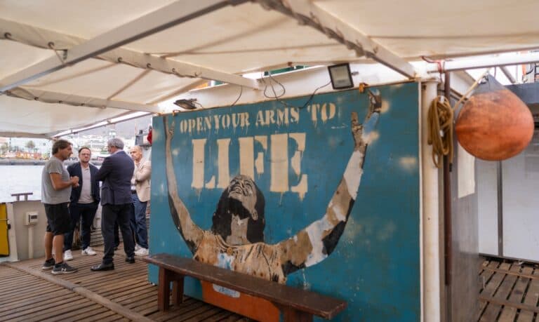 Clavijo elogia la labor de Open Arms y critica los discursos de odio contra su misión humanitaria