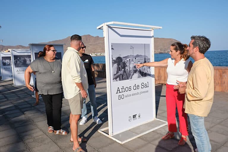 ‘Años de Sal’: Carlos de Saá inaugura una exposición que revive la Semana de la Juventud de Gran Tarajal en los 90
