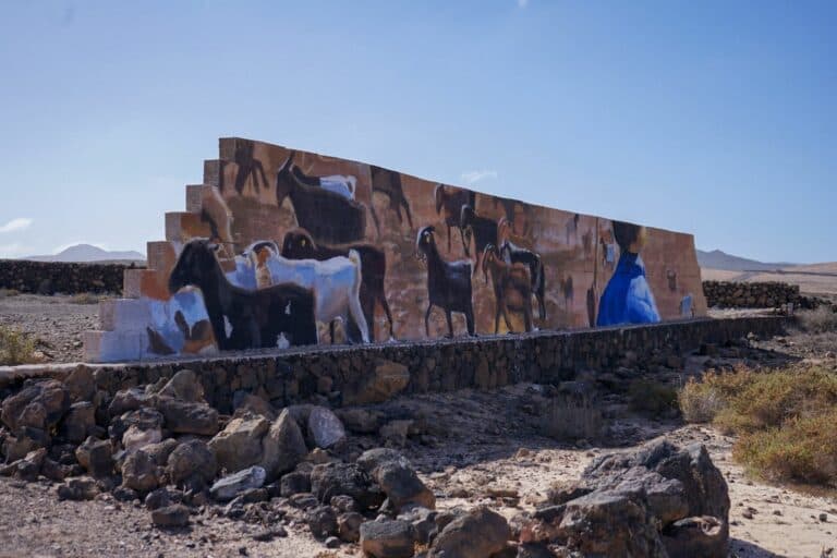 Murales para recuperar la memoria: La Oliva convierte espacios olvidados en arte
