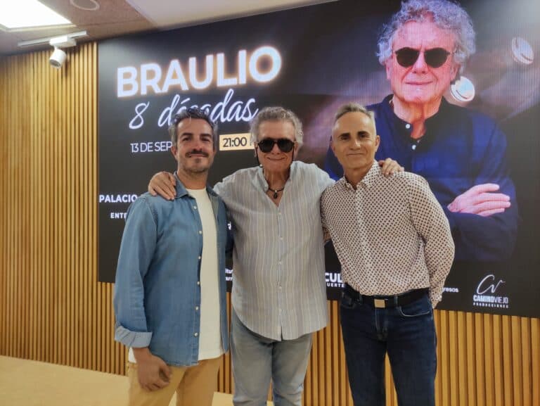 Horacio Umpiérrez propone a Braulio para el Premio Canarias durante la presentación de su concierto en la isla