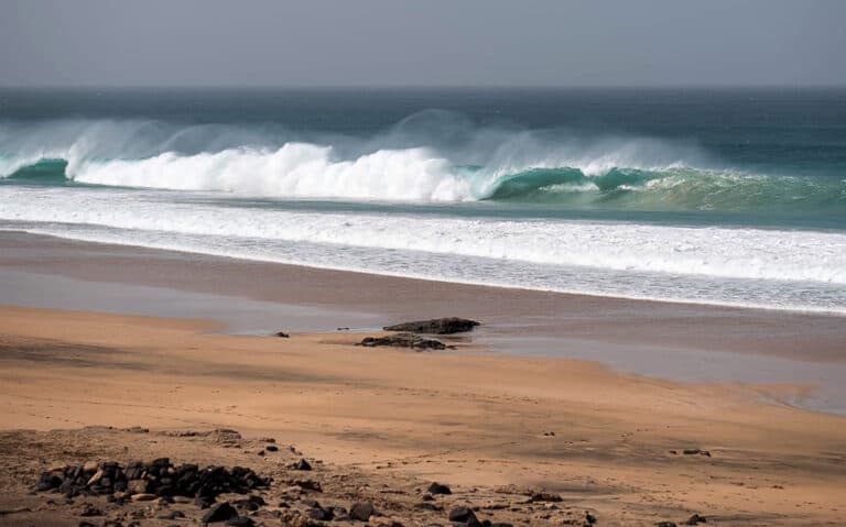 Surfista polaco en estado grave tras un accidente en Piedra Playa, La Oliva