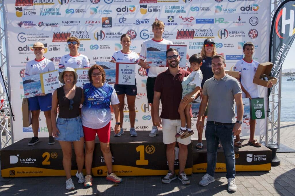 Herminio Fernández y Naira Jaen se imponen en la XXVI Travesía a Nado Isla de Lobos – Fuerteventura