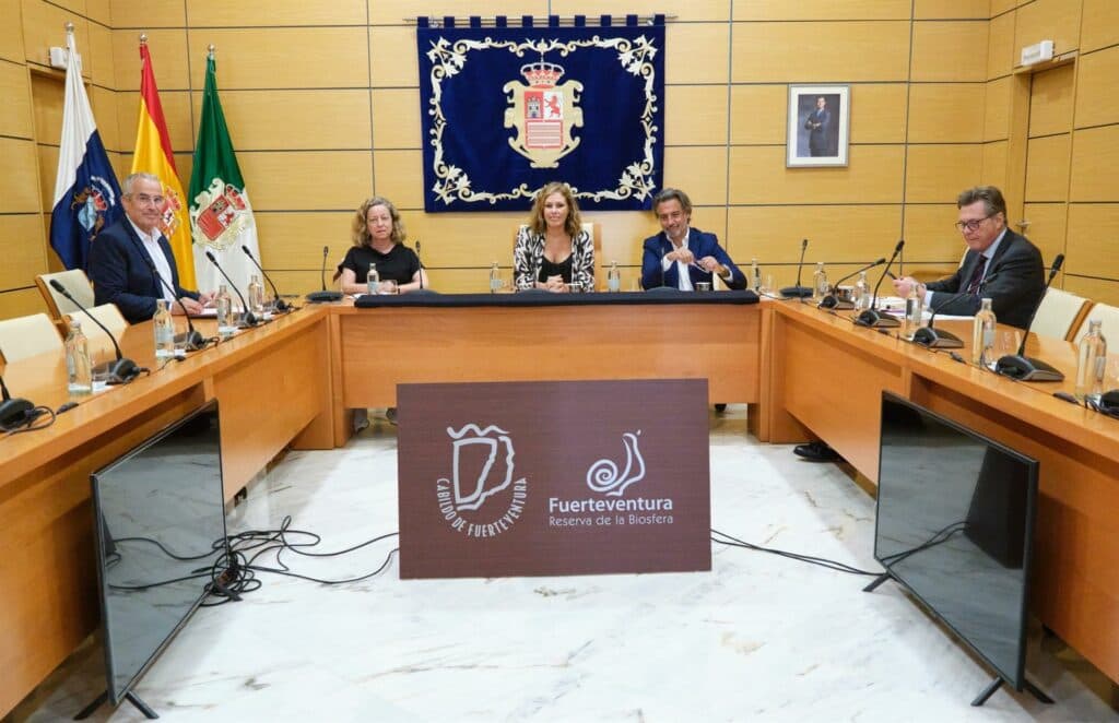 El Parlamento de Canarias celebra su Mesa en Fuerteventura y respalda el impulso al proyecto Africagua 2025
