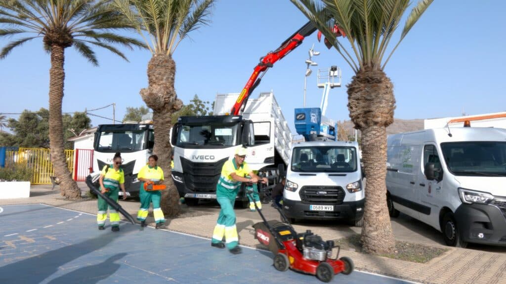El Ayuntamiento despliega más de 40 profesionales y maquinaria renovada para transformar las zonas verdes del municipio