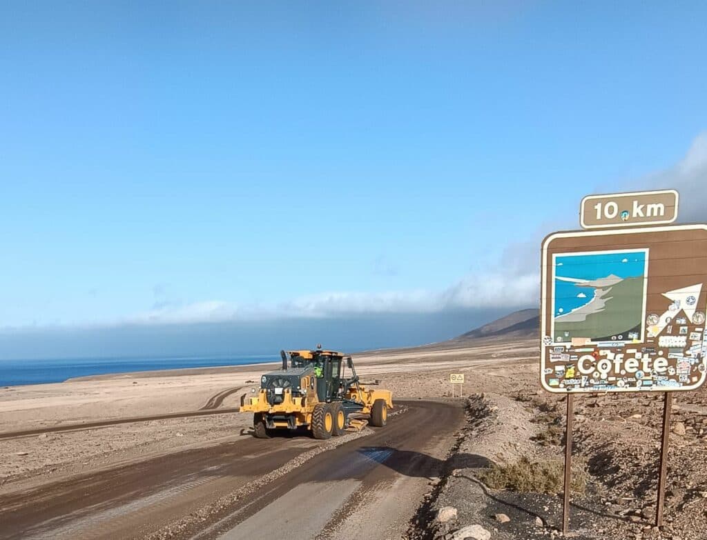 Los trenes de recebe refuerzan la red de carreteras de tierra en Jandía y Antigua tras concluir los trabajos en Corralejo–El Cotillo
