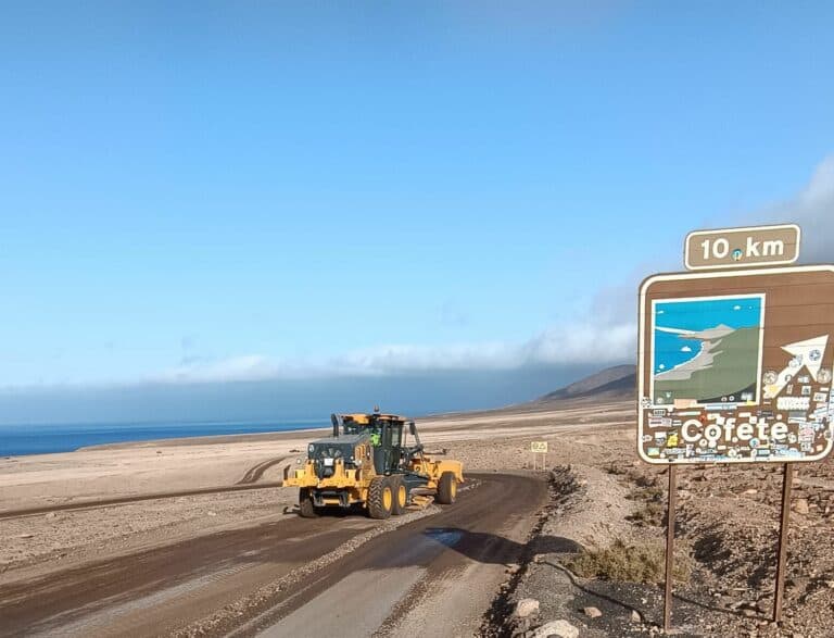 Los trenes de recebe refuerzan la red de carreteras de tierra en Jandía y Antigua tras concluir los trabajos en Corralejo–El Cotillo