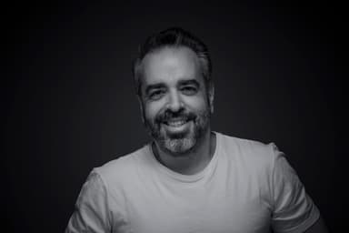 El pianista de Dani Martín, Luz o Marwán, Iñaki García, nos hace recorrido de su trayectoria trabajando con los mejores artistas del país