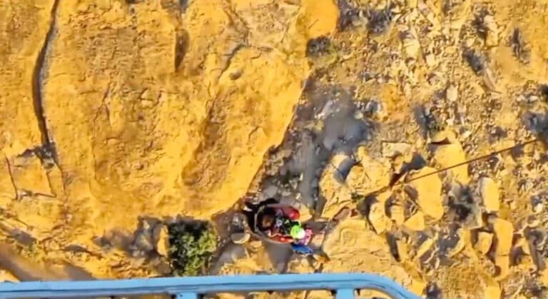 El helicóptero del GES rescata a una senderista herida en el Cañón de Las Peñistas