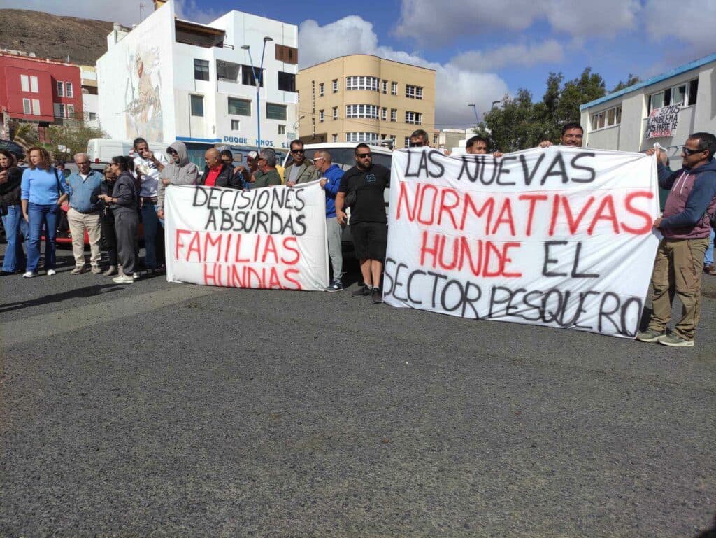 El sector pesquero canario se planta: “No se puede legislar desde Europa sin conocer el mar”