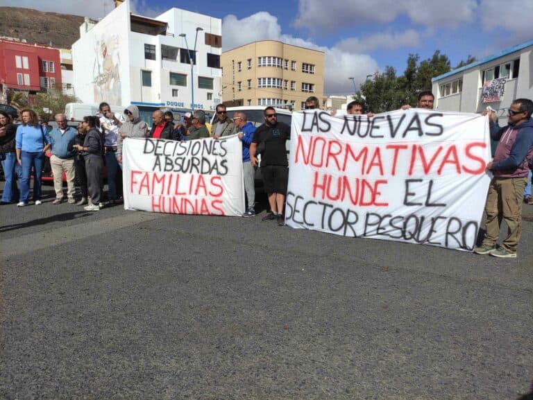 El sector pesquero canario se planta: “No se puede legislar desde Europa sin conocer el mar”