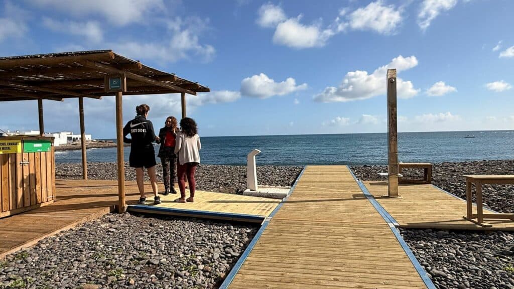 Puerto del Rosario mejora la accesibilidad en la playa de Puerto Lajas