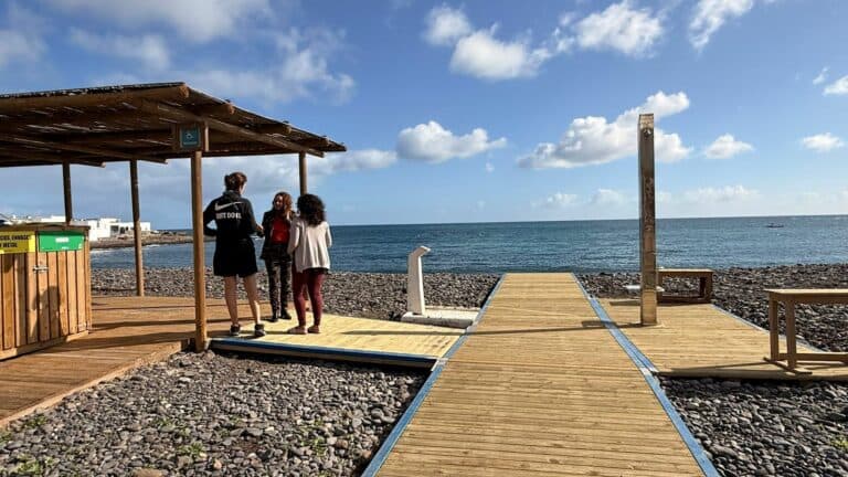 Puerto del Rosario mejora la accesibilidad en la playa de Puerto Lajas