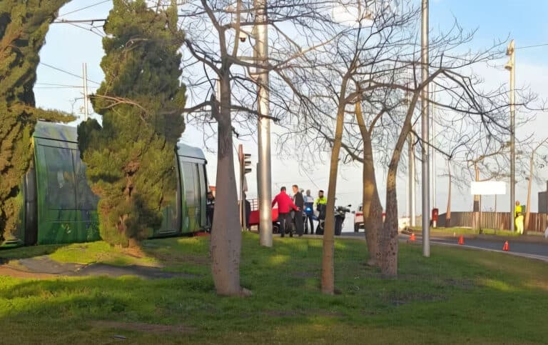 Una colisión entre una guagua de Titsa y el tranvía provoca varios heridos leves en Taco