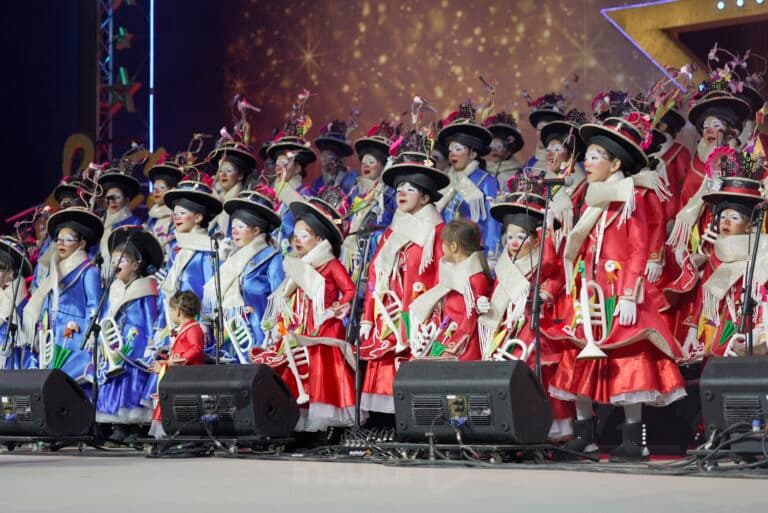 Chiki-Rompís abre el encuentro infantil con una Mary Poppins cargada de críticas al transporte, la limpieza y la cabalgata de Reyes