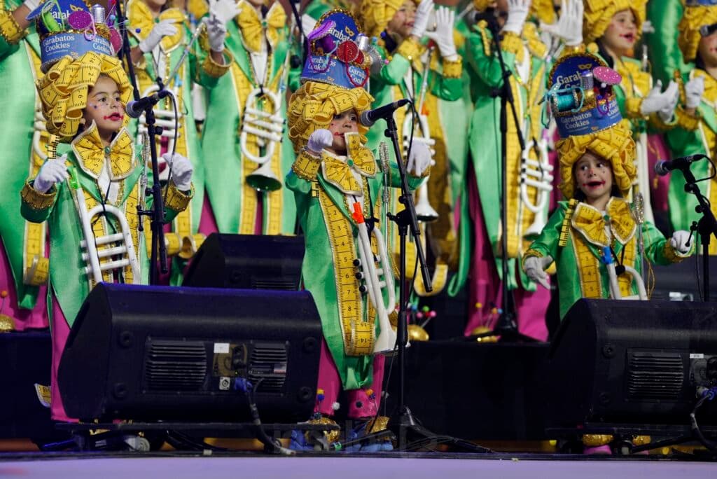 Los Garabatos cosen críticas al colegio de Villaverde y parodian al concejal de Cultura sobre el escenario