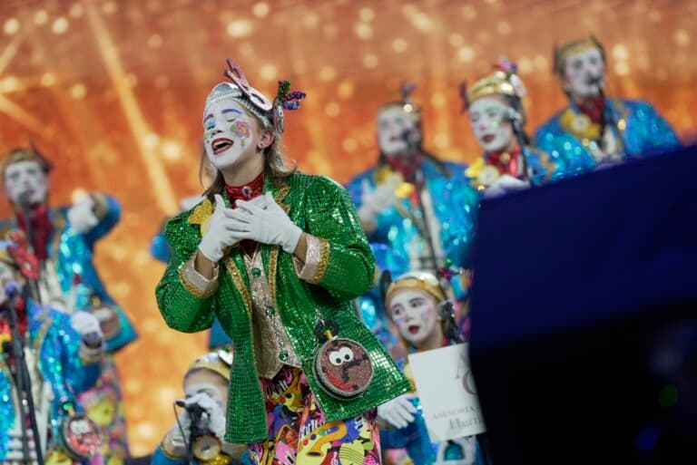 Tictactitos convierten el escenario en un telediario y disparan contra la corrupción, el agua y la vivienda