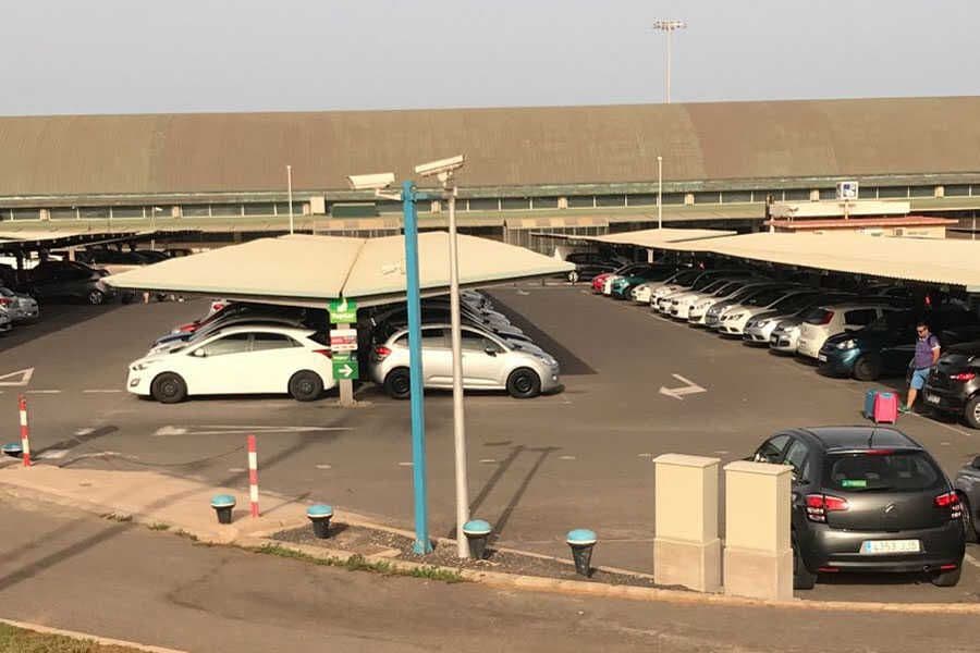 El Parlamento de Canarias aprueba bonificar el 75% del parking en aeropuertos para residentes