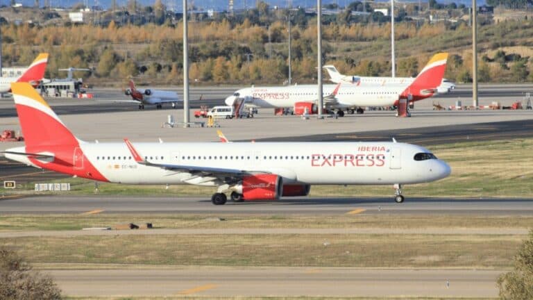 Iberia Express permitirá cambiar la hora del vuelo el mismo día sin coste en rutas con Canarias