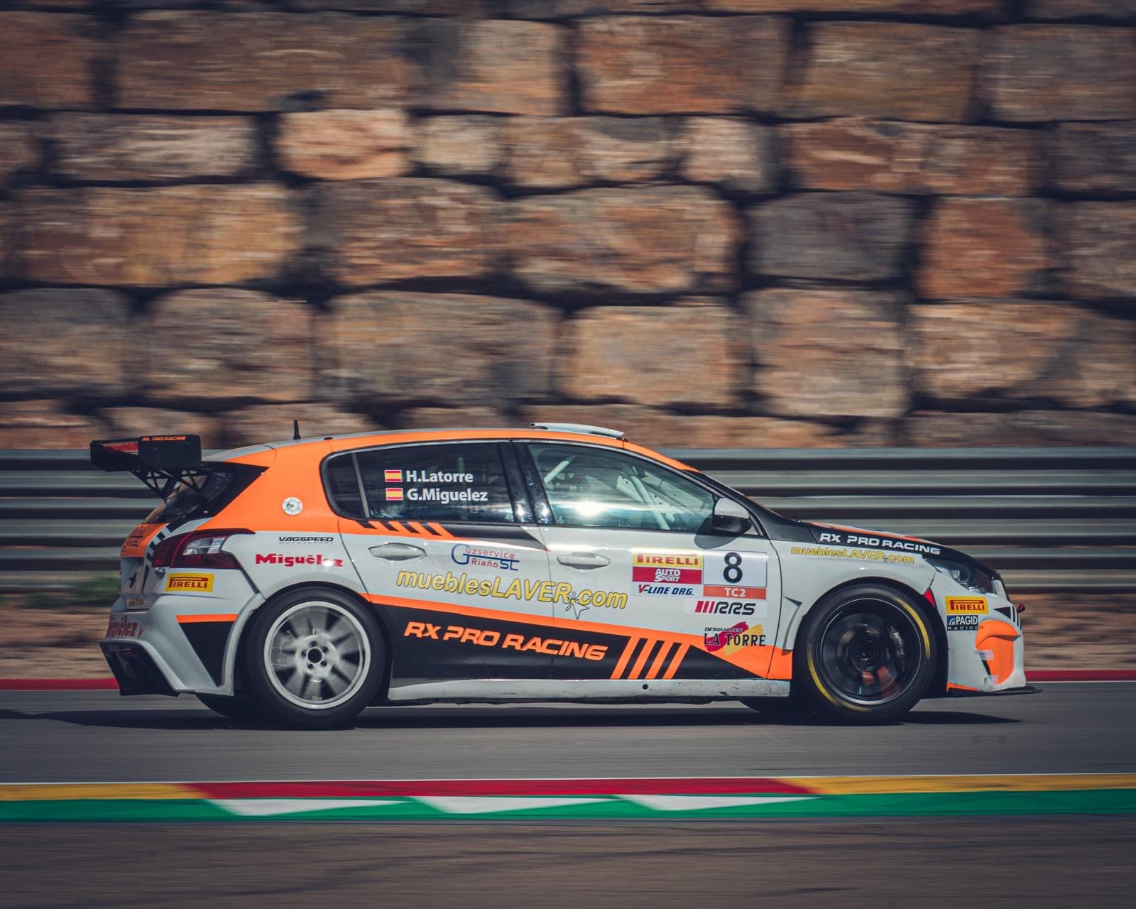 Hugo Latorre firma un debut brillante en el Campeonato de España de Turismos