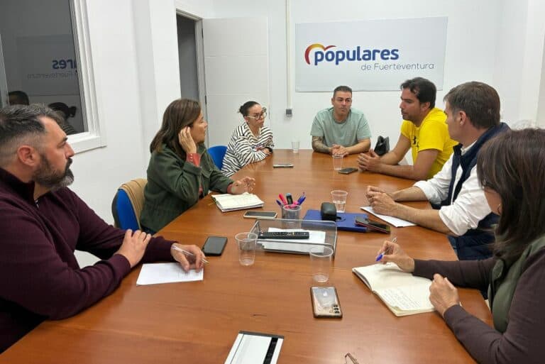 El PP mantiene un encuentro con la Asociación Vecinos Unidos por El Charco para abordar demandas del barrio