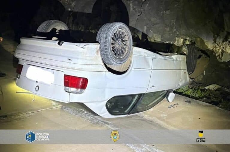 El misterio de un vehículo volcado sin conductor en La Oliva: la Policía busca respuestas