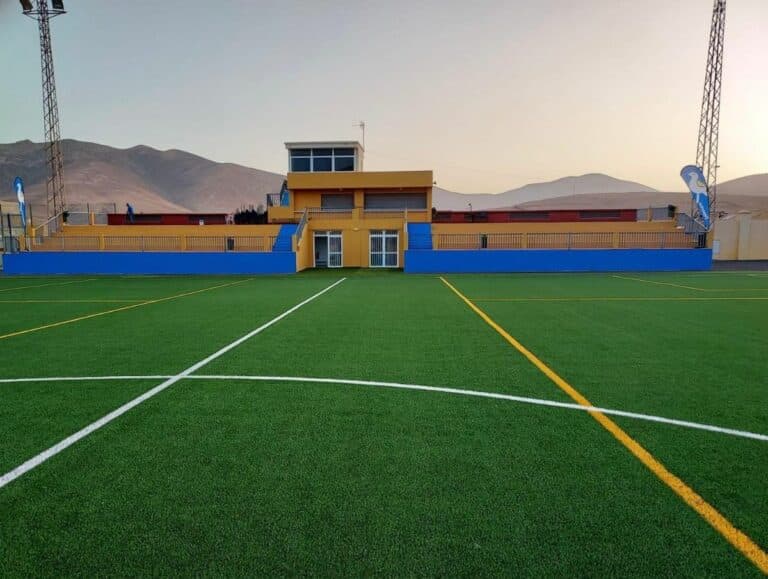 El Ayuntamiento de Pájara mejora la comodidad en los campos de fútbol con nuevas cubiertas