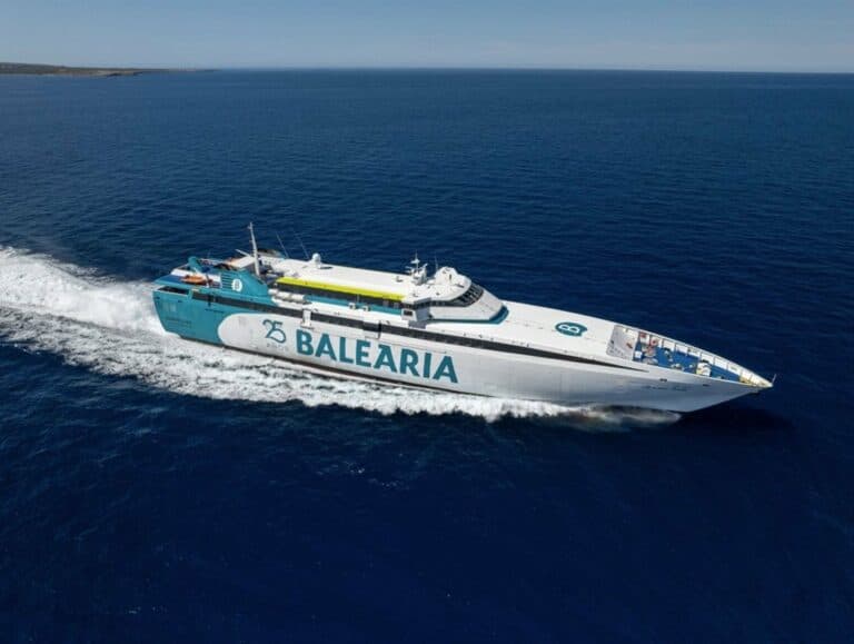 Autorizada la compra de activos de Armas-Trasmediterránea por Balearia en las rutas Península-Canarias
