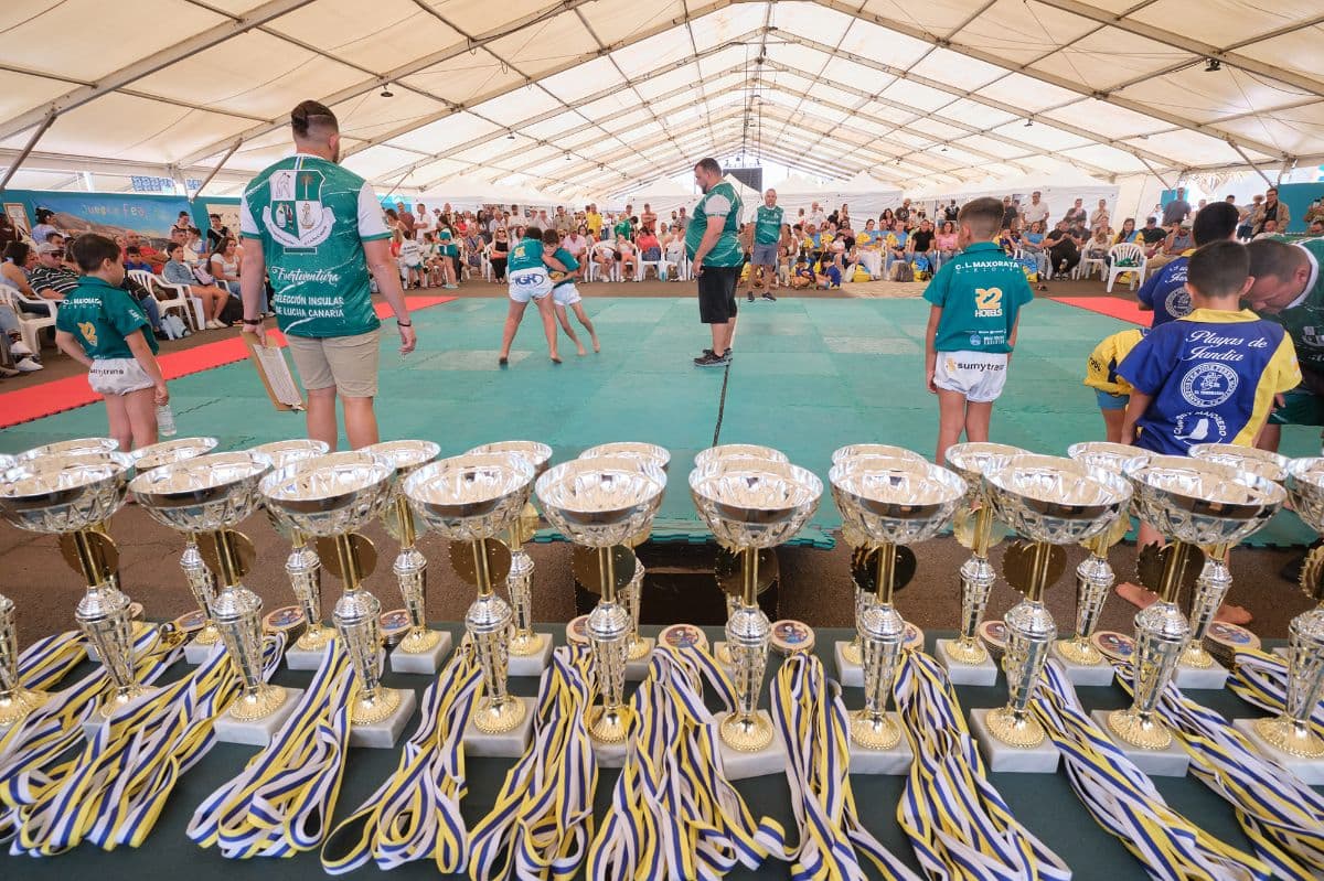Más de sesenta niños y niñas demuestran su destreza en la lucha canaria durante FEAGA 2026