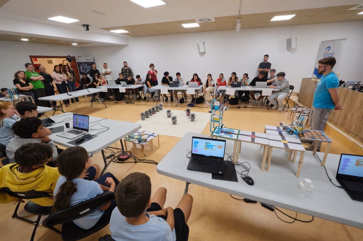 Casi 250 escolares programan robots para crear un sistema de agricultura inteligente en la final de Ciberlandia