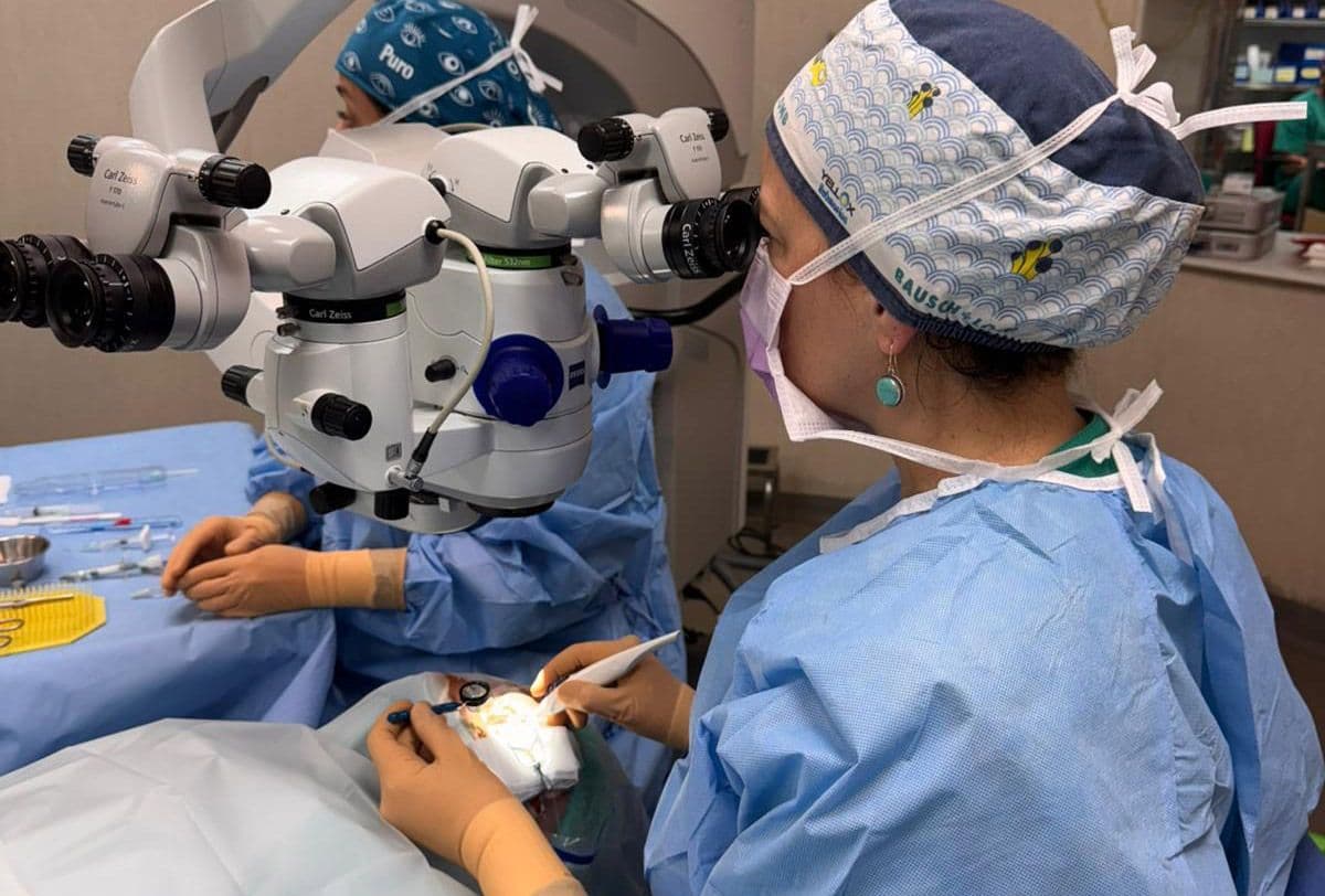 El Hospital Insular-Materno Infantil implanta un revolucionario dispositivo para tratar el glaucoma