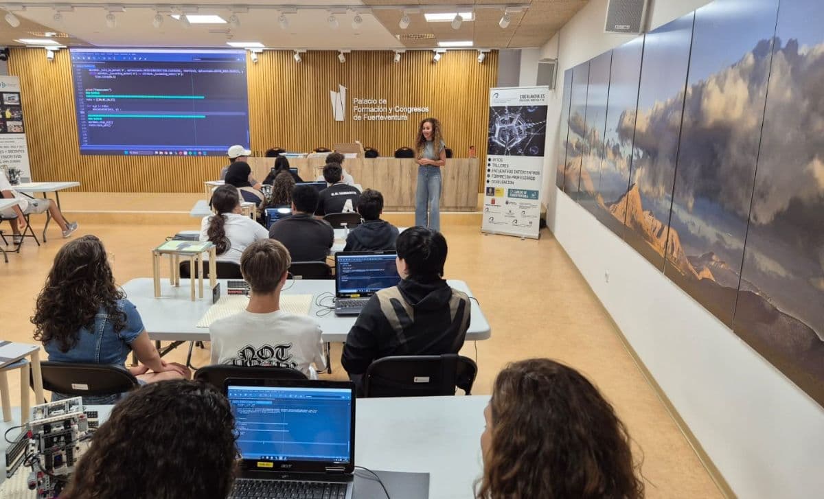 Casi 250 estudiantes de Fuerteventura aprenden robótica aplicada a la agricultura inteligente en la XIII edición de Ciberlandia