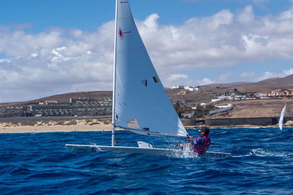 El Trofeo Puerto Cabras reúne a los mejores regatistas de Fuerteventura en una jornada espectacular